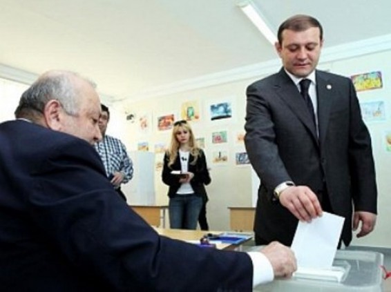 Երեւանի քաղաքապետը քվեարկելուց հետո հարցերի չի պատասխանել