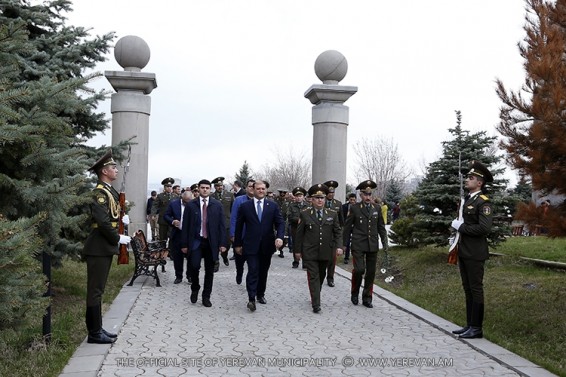 Photo. Քաղաքապետ Տարոն Մարգարյանը հարգանքի տուրք է մատուցել ապրիլյան քառօրյա պատերազմի ժամանակ զոհված հերոսների հիշատակին