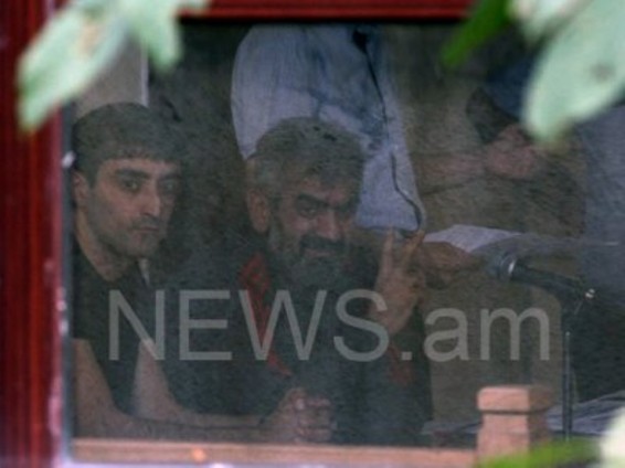 Արայիկ Խանդոյանի նիստը դռնփակ անցկացնելու որոշումը բարկացրել է դատարան եկած քաղաքացիներին