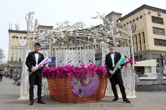 Ապրիլի 7. շնորհավորանքներ ու տոնական ծաղիկներ` երևանյան փողոցներում