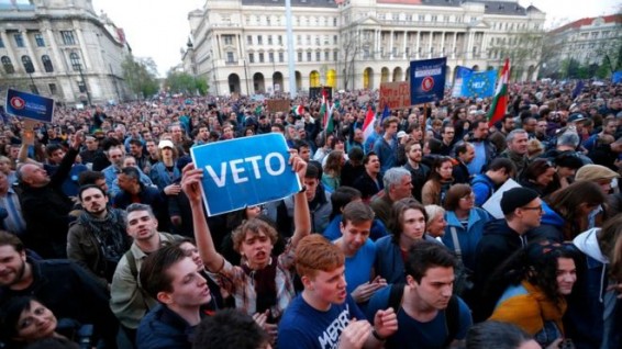 В Будапеште протестовали против закрытия 