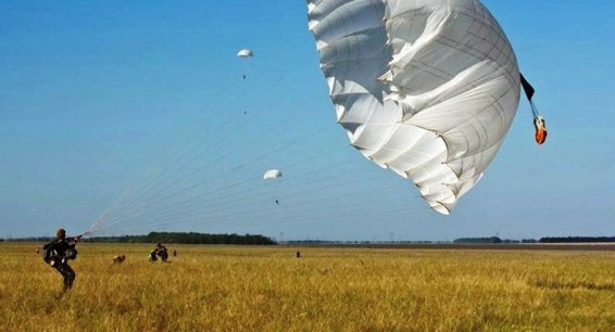 Российские летчики-истребители проходят парашютную подготовку в Армении