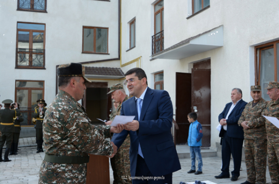 Արցախի վարչապետը Մարտունիում մասնակցել է սպայական նոր թաղամասի բացման արարողությանը
