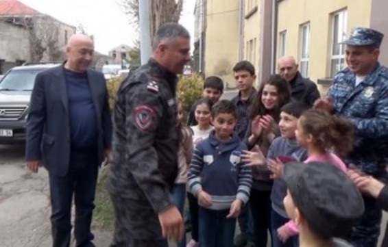 Video. Հարության տոնին ընդառաջ ոստիկաններն այցելեցին Գավառի մանկատուն