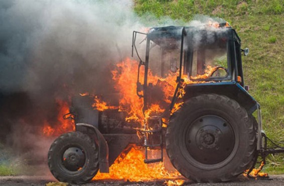 Էջմիածին փողոցում տրակտոր է այրվում