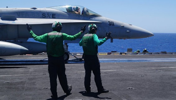 Истребитель F-18 с авианосца 