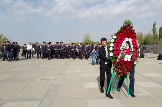 Photo. Շարունակվում է մարդկանց հոսքը դեպի Ծիծեռնակաբերդ