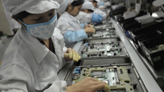 Изготовитель смартфонов Foxconn заменил 60 тысяч сотрудников роботами