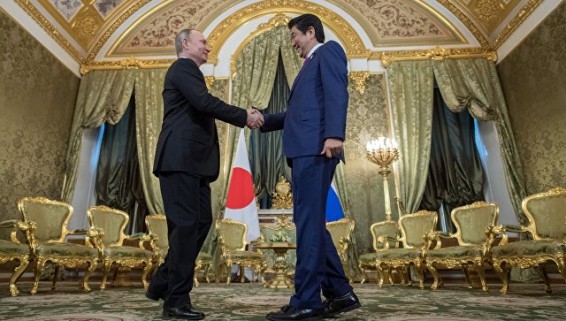 Абэ хочет обсудить с Путиным заключение мирного договора