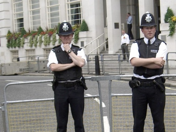 Լոնդոնի կենտրոնում ոստիկանությունը ձերբակալել է դանակներով զինված տղամարդուն