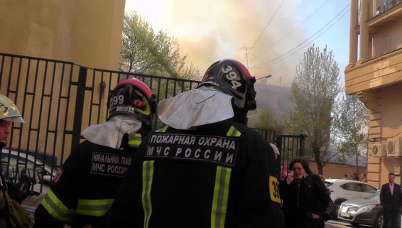 Пожар на Лубянке удалось потушить только с вертолетов. Видео очевидца