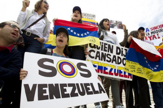 Վենեսուելայում ցուցարարները տապալել ու այրել են Ուգո Չավեսի հուշարձանը