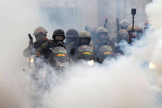 Վենեսուելայում զինվորականներն արցունքաբեր գազ են կիրառել դպրոցում