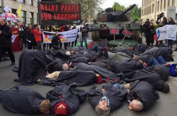 Բեռլինում ցուցարարները տանկ են տեղակայել ՊՆ դիմաց` բողոքելով Թուրքիային զենք վաճառելու մտադրության դեմ