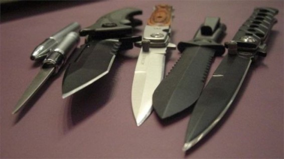 Из британских школ изъяли сотни ножей и самурайских мечей