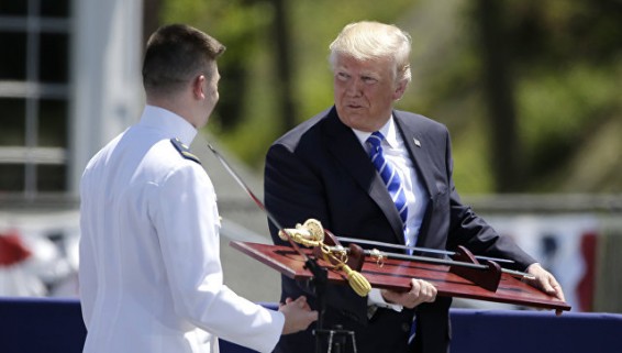 Келли предложил Трампу использовать наградную саблю против журналистов