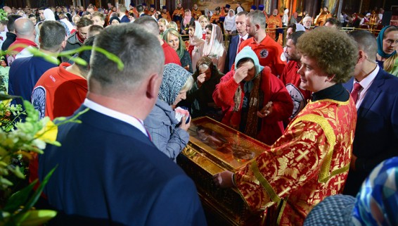 Верующим открыли доступ к мощам Николая Чудотворца