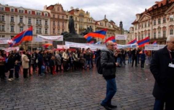 Չեխահայերի բողոքի ակցիան ԼՂ-ի նկատմամբ Ադրբեջանի սանձազերծած լայնածավալ ռազմական գործողությունների դեմ