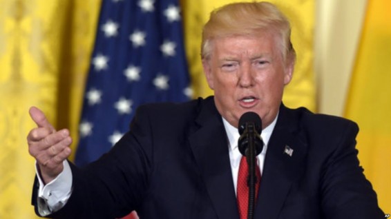 По возвращении в США Трамп выступил с новой критикой в адрес СМИ