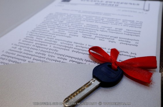 Արցախյան պատերազմի մասնակցին և օպերային մեներգչին բնակարաններ են հատկացվել. Երևանի քաղաքապետարան