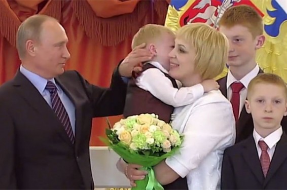 Video. Պուտինը փորձել է հանգստացնել Կրեմլում լացող փոքրիկին