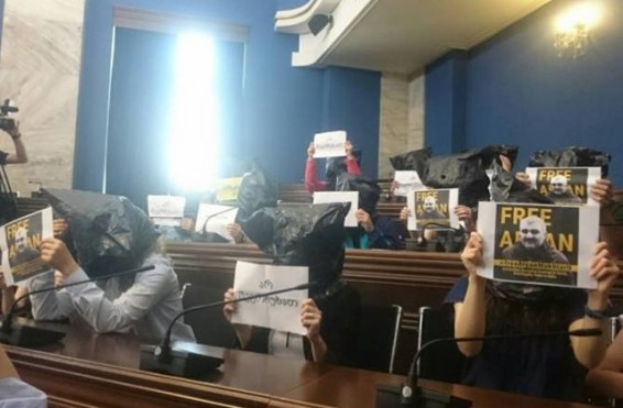 Լրագրողները Վրաստանի խորհրդարանում ակցիա են անցկացրել՝ հաջակցություն Մուխթարլըի