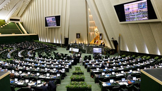 Стрелявший в парламенте Ирана покинул здание и открыл огонь по прохожим