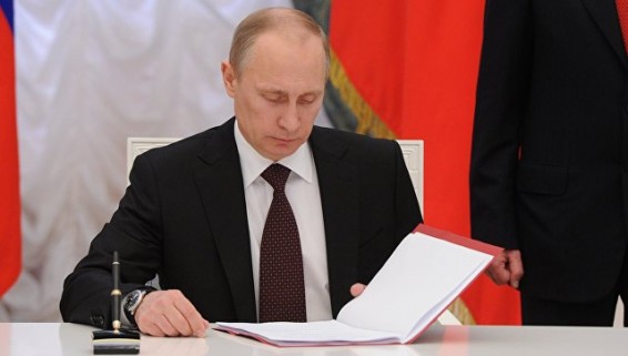 Путин подписал закон об уголовном наказании за склонение детей к суициду