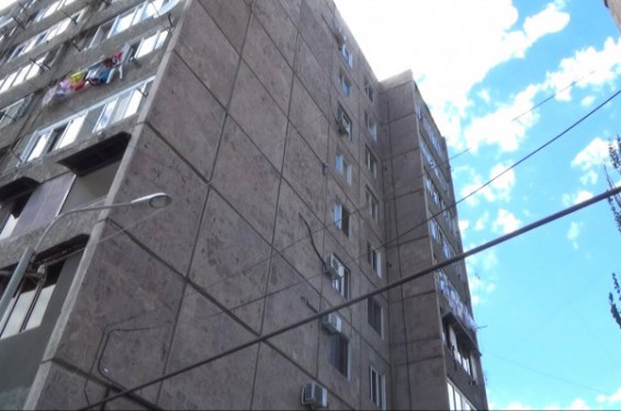 Video. Շենքի 8-րդ հարկից ընկած երիտասարդ աղջիկը դեպքի պահին տանը մենակ է եղել