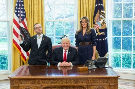 Как учитель из Род-Айленда затмил на фотографии Дональда Трампа