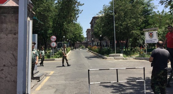 Раненный в Карабахе солдат доставлен в Ереван, его состояние тяжелое