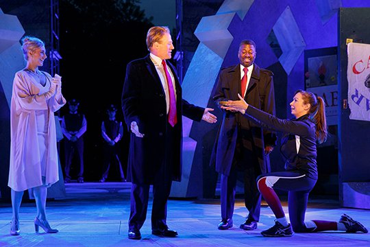 ԱՄՆ-ում մի շարք թատրոններ սպառնալիքներ են ստանում գլխավոր հերոսի՝ Թրամփին նման լինելու պատճառով