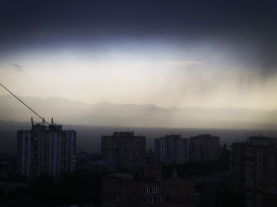 Փոթորիկ Երևանում. վնասվել են մեքենաներ, տանիքներ