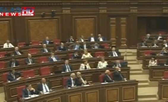 Video. Սամվել Նիկոյանը խաչակնքվում է Նիկոլ Փաշինյանի ելույթից առաջ