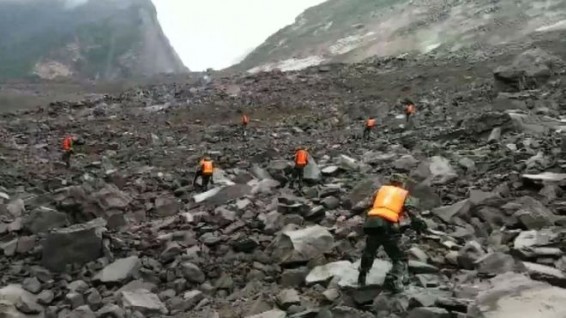 Сход оползня в Китае: более 100 человек пропали без вести