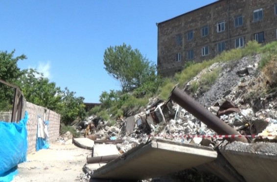 Video.   Երևանում բետոնե պատը փլուզվել է մեքենայի վրա
