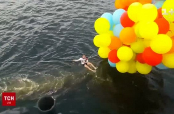 Video. Կիևում սիրելիի մոտ շտապող տղամարդը փորձել է հելիումով լի փուչիկներով անցնել Դնեպրի վրայով, սակայն գետն է ընկել