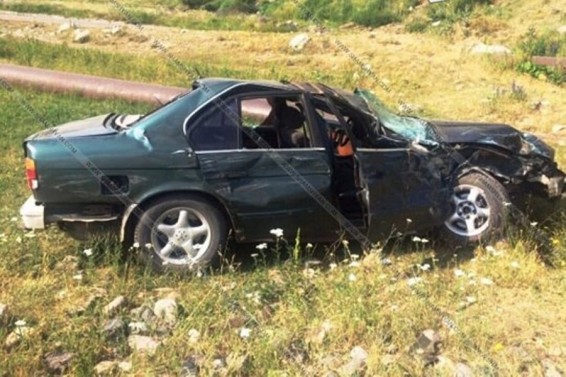 Հրազդան-Հանքավան ճանապարհին բախվել են BMW–ն և Toyota-ն. BMW-ն հայտնվել է դաշտում. կան վիրավորներ. shamshyan.com