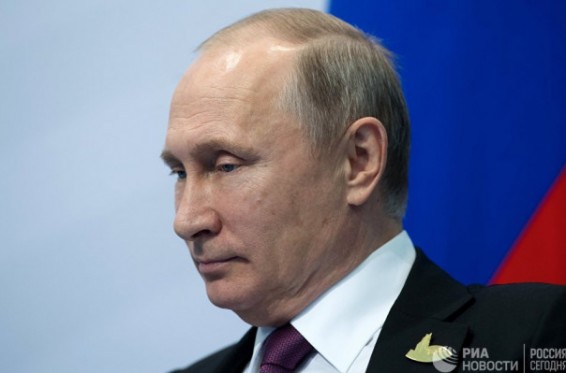 Песков рассказал, что Путин иногда поправляет переводчиков