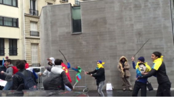 Քրդերը ծեծելով հեռացնում են Ֆրանսիայում ՀՀ դեսպանատան առաջ ցույց անող ադրբեջանցիներին (տեսանյութ)