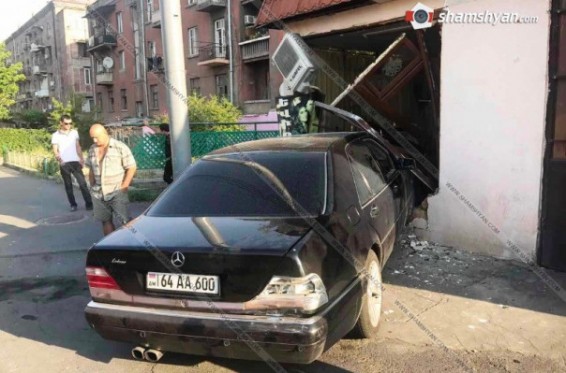 Երևանում վարորդը Mercedes-ով մխրճվել է խանութի մեջ. Shamshyan.com
