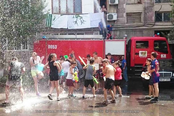 Photo. Վարդավառի տոնին նվիրված ջրային միջոցառումներ և խաղեր՝ ամբողջ Երևանում