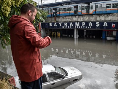 Ливень в Стамбул: пострадали 10 человек