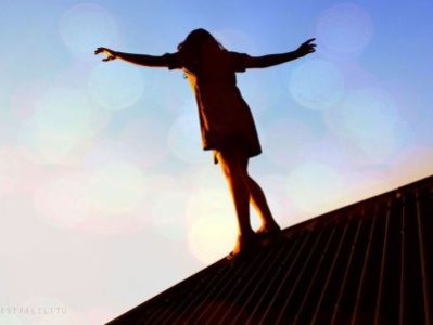 Տանիքից նետված 15-ամյա աղջկա վիճակում դրական դինամիկա կա, բայց կյանքին դեռ վտանգ է սպառնում