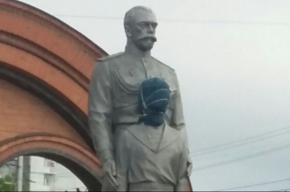 Նովոսիբիրսկում տղամարդը կացնով հարձակվել է Նիկոլայ Երկրորդ կայսեր և նրա որդու արձանի վրա