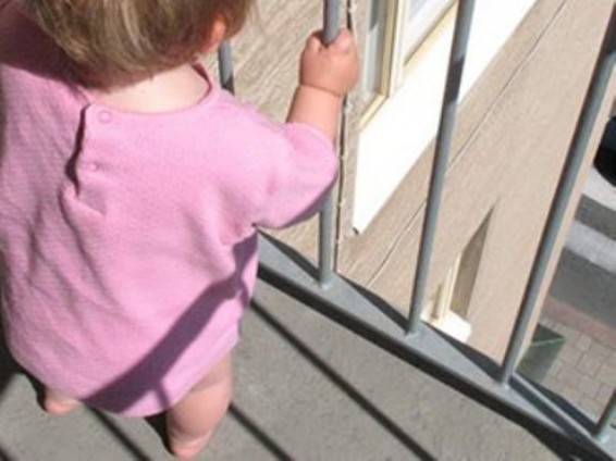 Երեւանում շենքի 2-րդ հարկի պատշգամբից ընկած 2-ամյա երեխայի վիճակում կա դրական տեղաշարժ