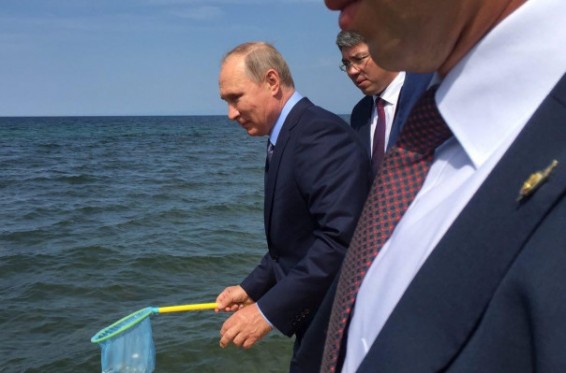 Video. Պուտինը Բայկալի արգելոց է այցելել և ձուկ բաց թողել լիճ