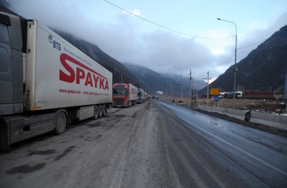 Լարսի սահմանային անցակետի ռուսական կողմում մեքենաների կուտակումներ կան