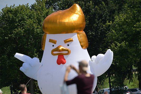 Սպիտակ տան մոտ տեղադրել են Թրամփի սանրվածքով հսկա փչովի ճուտ