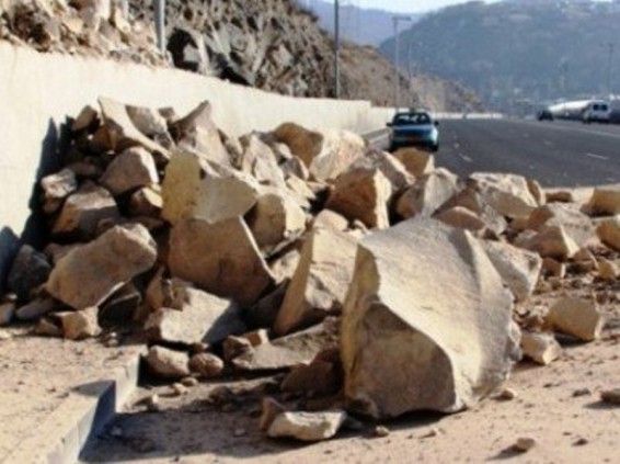 Վրաստանում զբոսաշրջիկների ավտոմեքենայի վրա հսկայական քար է ընկել